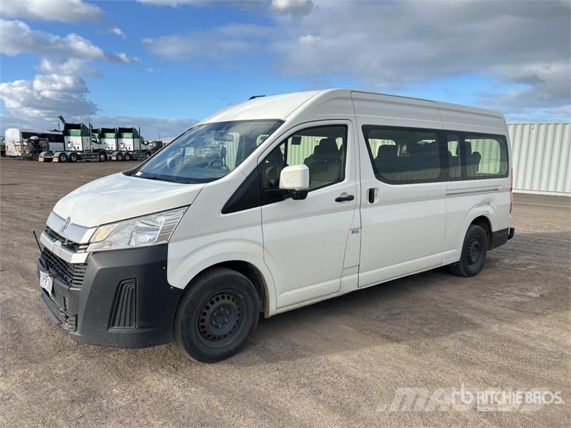 Toyota HiAce Commuter 4x2 11-Seat Mini Bus Mikroautobusai