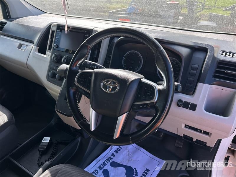 Toyota HiAce Commuter 11-Seat Mini Bus Mini bus
