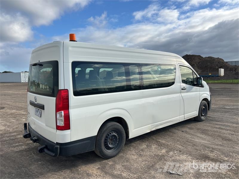 Toyota HiAce Commuter 4x2 11-Seat Mini Bus Mikroautobusai