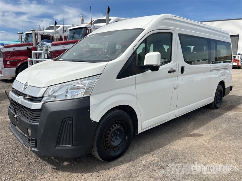 Toyota HiAce Commuter 11-Seat Mini Bus Mini bus
