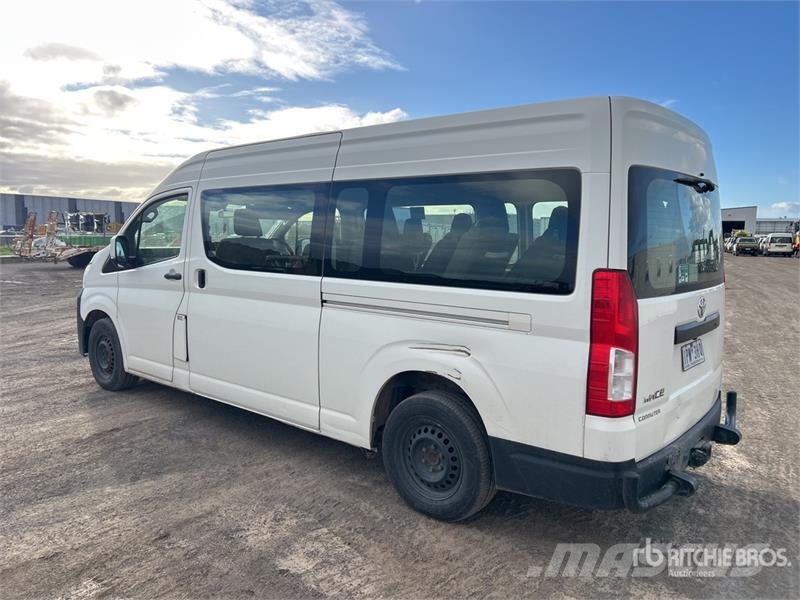 Toyota HiAce Commuter 4x2 11-Seat Mini Bus Mikroautobusai