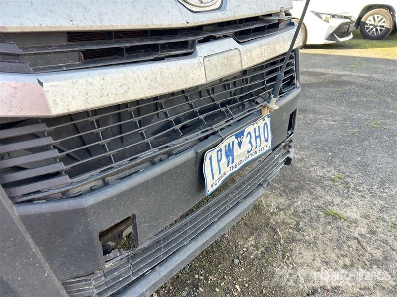 Toyota HiAce Commuter 4x2 11-Seat Mini Bus Mikroautobusai