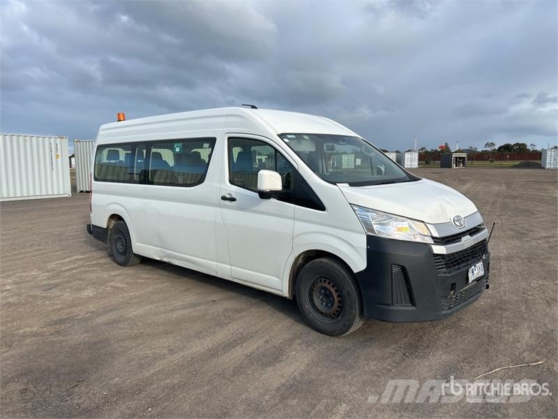 Toyota HiAce Commuter 4x2 11-Seat Mini Bus Mikroautobusai