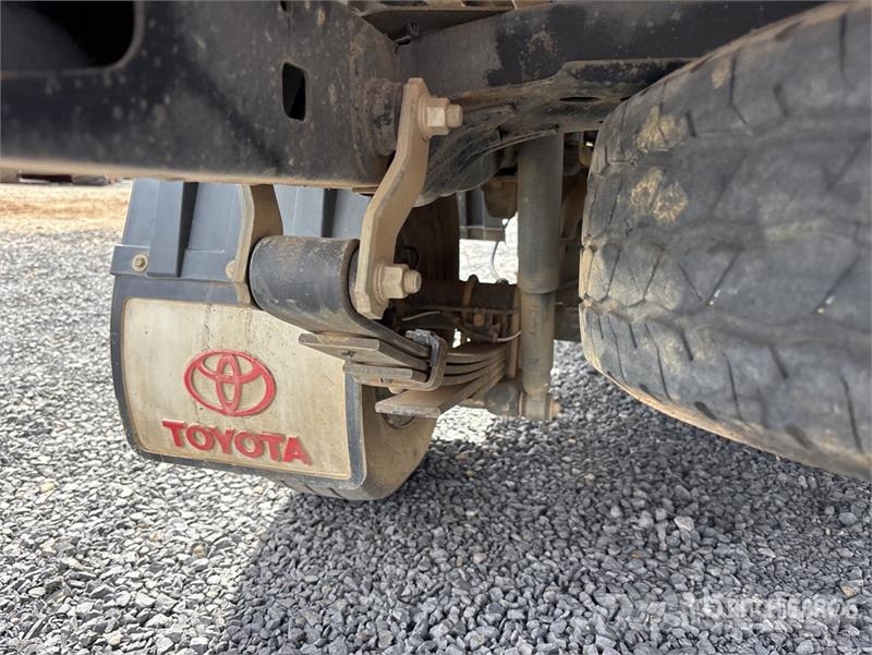 Toyota Hilux Прочие фургоны