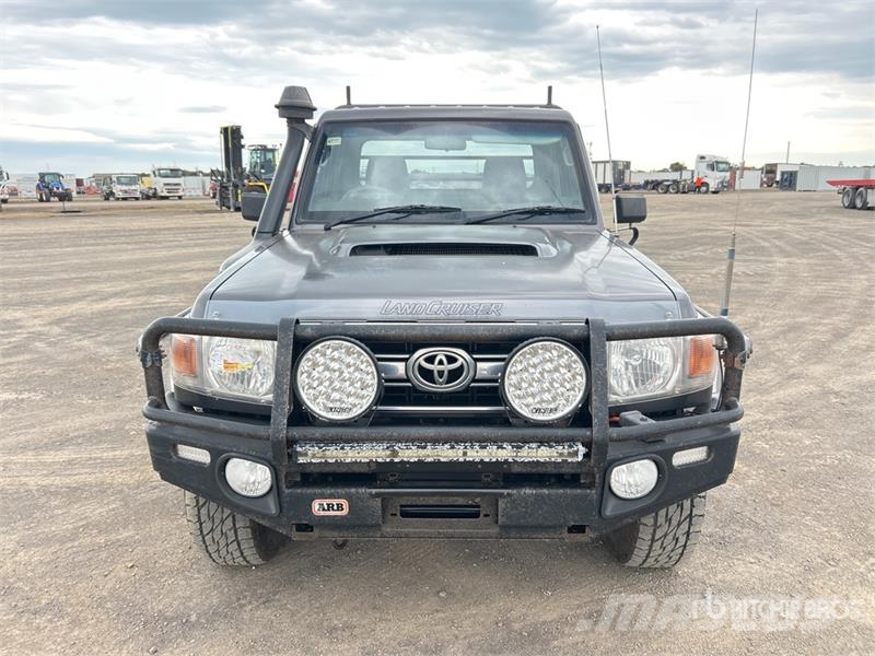 Toyota LandCruiser 79 Series GXL 4x4 Pickup Прочие фургоны
