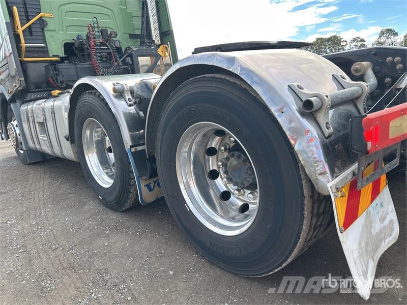 Volvo FH13 Globetrotter 6x4 T/A Sleeper Truck Tractor Vetopöytäautot