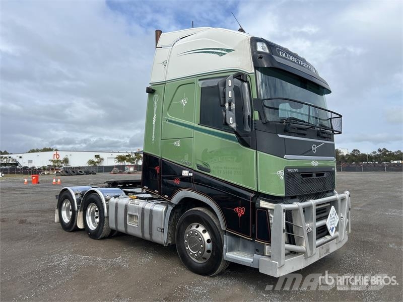 Volvo FH13 Globetrotter 6x4 T/A Sleeper Truck Tractor Vetopöytäautot