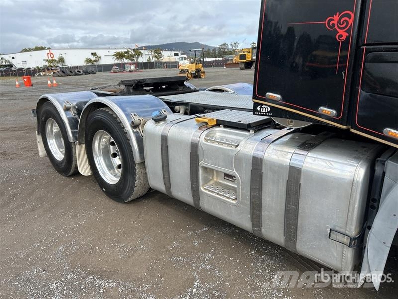 Volvo FH13 Globetrotter 6x4 T/A Sleeper Truck Tractor Vetopöytäautot