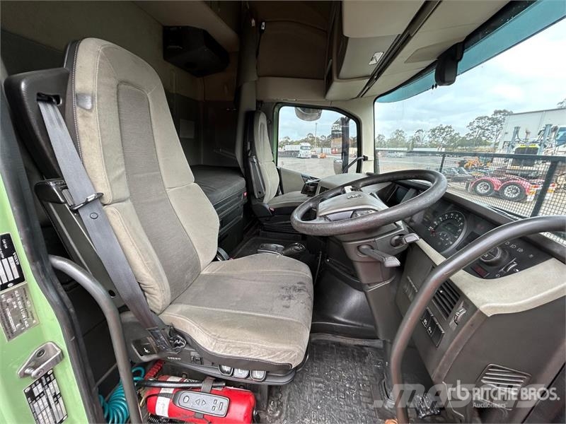 Volvo FH13 Globetrotter 6x4 T/A Sleeper Truck Tractor Vetopöytäautot