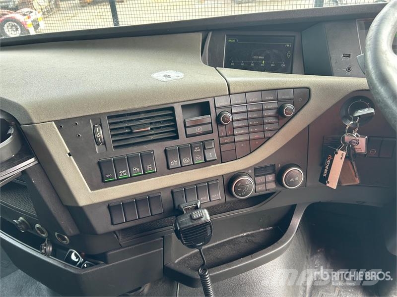 Volvo FH13 Globetrotter 6x4 T/A Sleeper Truck Tractor Vetopöytäautot