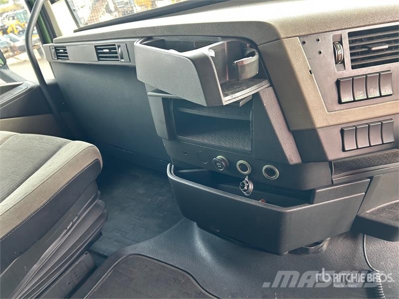 Volvo FH13 Globetrotter 6x4 T/A Sleeper Truck Tractor Vetopöytäautot