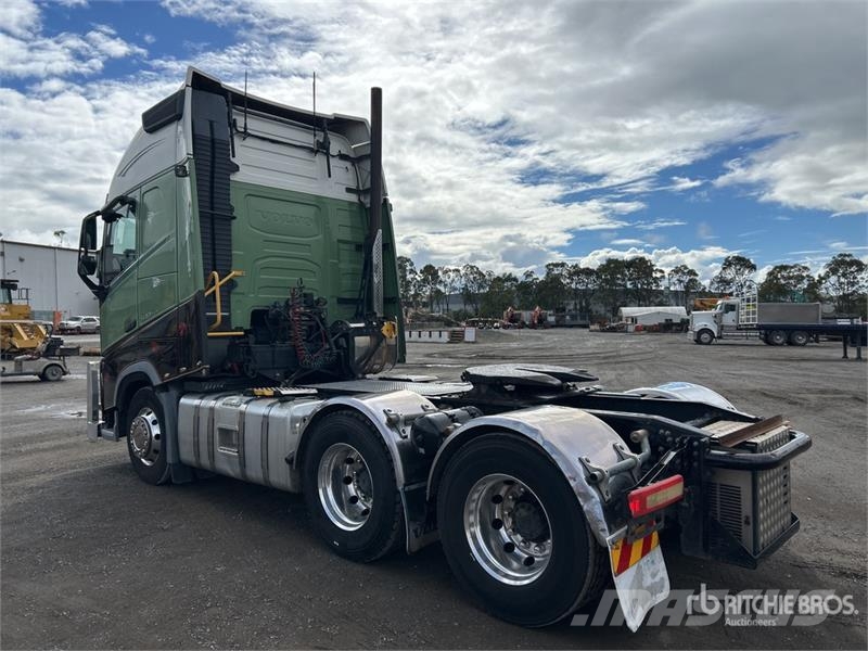 Volvo FH13 Globetrotter 6x4 T/A Sleeper Truck Tractor Vetopöytäautot