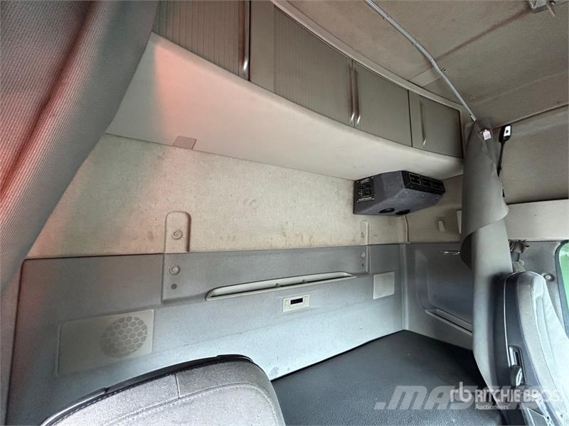 Volvo FH13 Globetrotter 6x4 T/A Sleeper Truck Tractor Vetopöytäautot