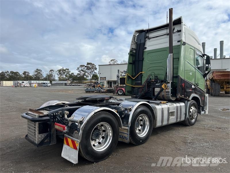 Volvo FH13 Globetrotter 6x4 T/A Sleeper Truck Tractor Vetopöytäautot