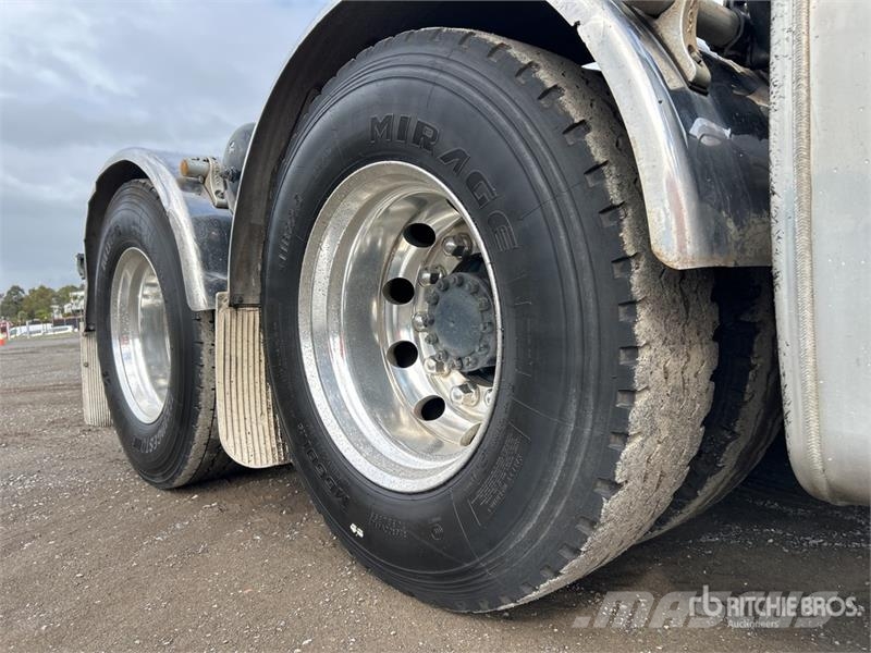 Volvo FH13 Globetrotter 6x4 T/A Sleeper Truck Tractor Vetopöytäautot
