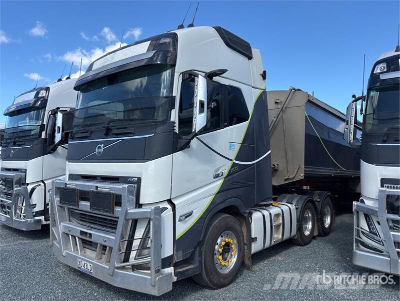 Volvo FH16 700 6x4 T/A Sleeper Truck Tractor Tahače