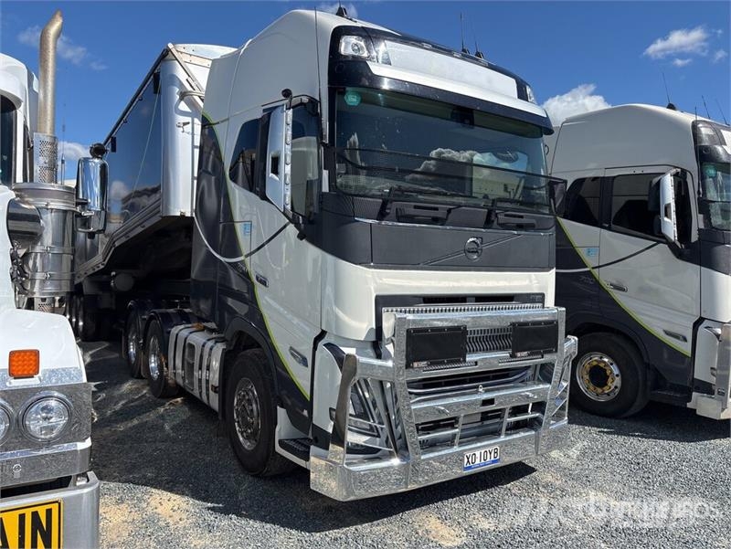 Volvo FH16 700 6x4 T/A Sleeper Truck Tractor Tahače
