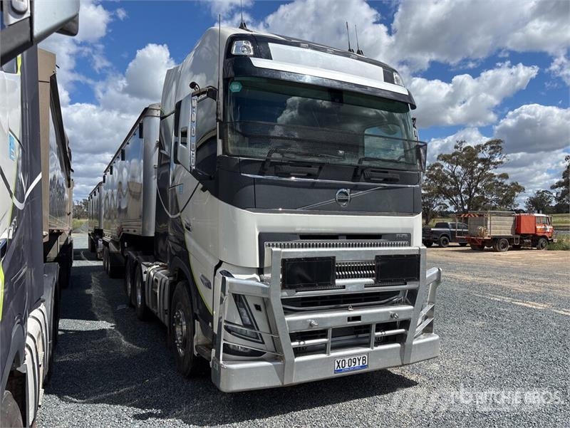 Volvo FH16 700 6x4 T/A Sleeper Truck Tractor Tahače