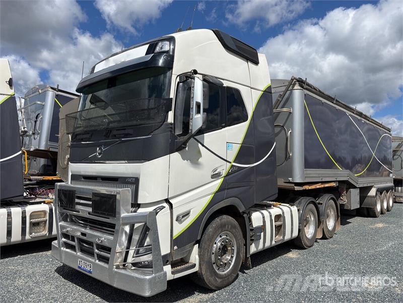 Volvo FH16 700 6x4 T/A Sleeper Truck Tractor Tahače