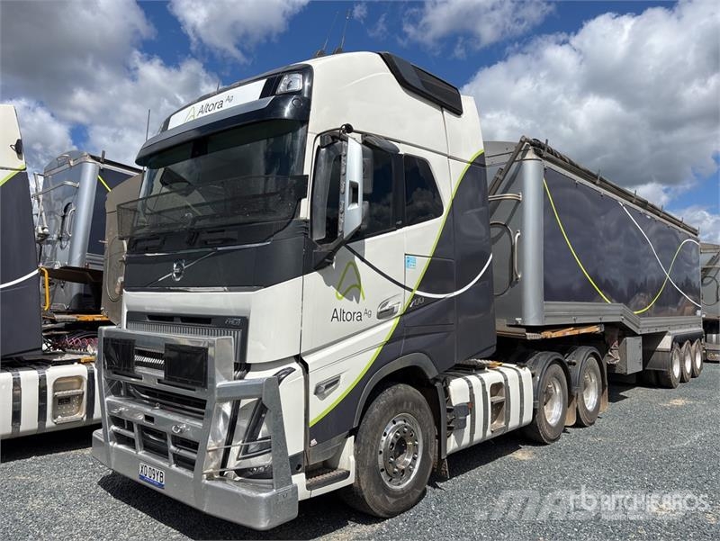 Volvo FH16 700 6x4 T/A Sleeper Truck Tractor Trekkers