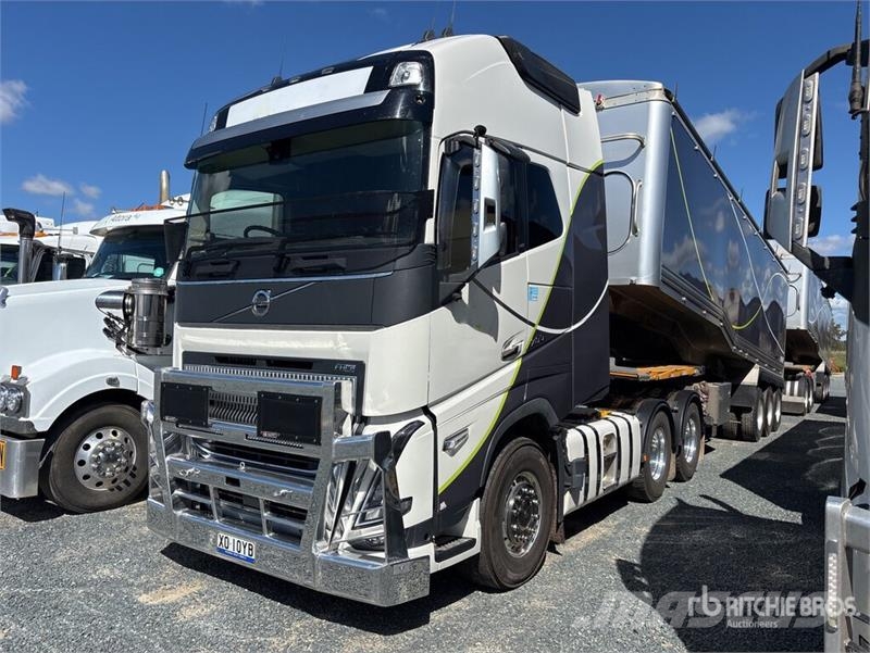 Volvo FH16 700 6x4 T/A Sleeper Truck Tractor Tahače