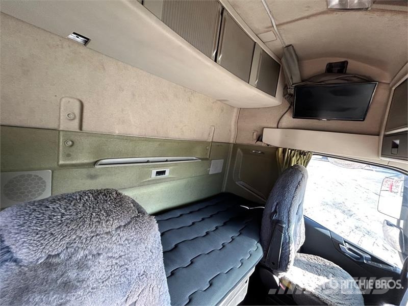 Volvo FH16 Globetrotter 6x4 T/A Sleeper Truck Tractor Trekkers