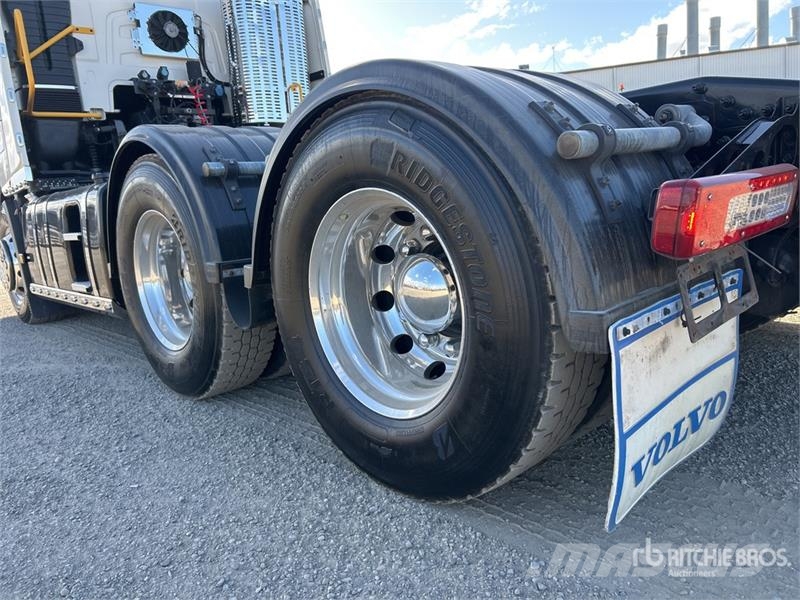 Volvo FH16 Globetrotter 6x4 T/A Sleeper Truck Tractor Trekkers