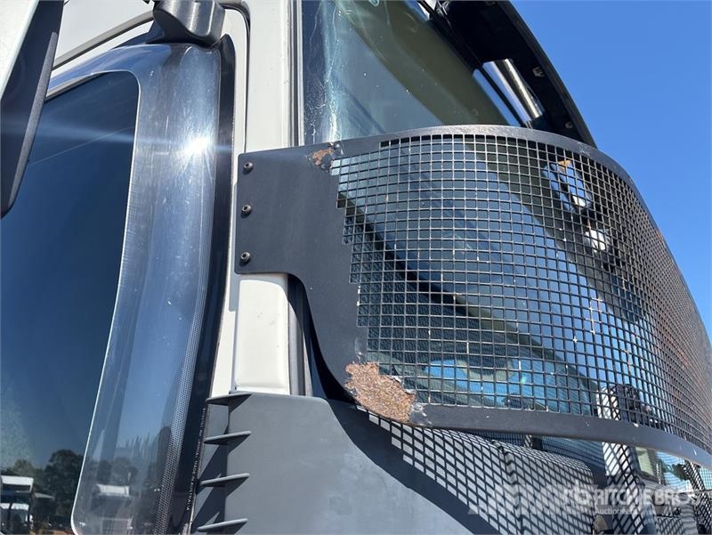 Volvo FH16 Globetrotter 6x4 T/A Sleeper Truck Tractor Vetopöytäautot
