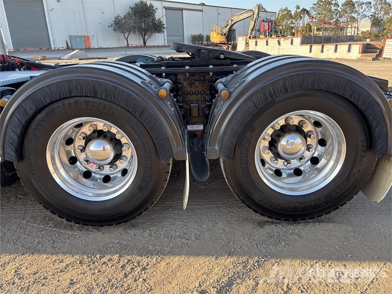 Volvo FH16 Globetrotter 6x4 T/A Sleeper Truck Tractor Trekkers
