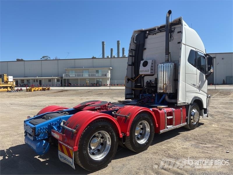 Volvo FH16 Globetrotter 6x4 T/A Sleeper Truck Tractor Vetopöytäautot