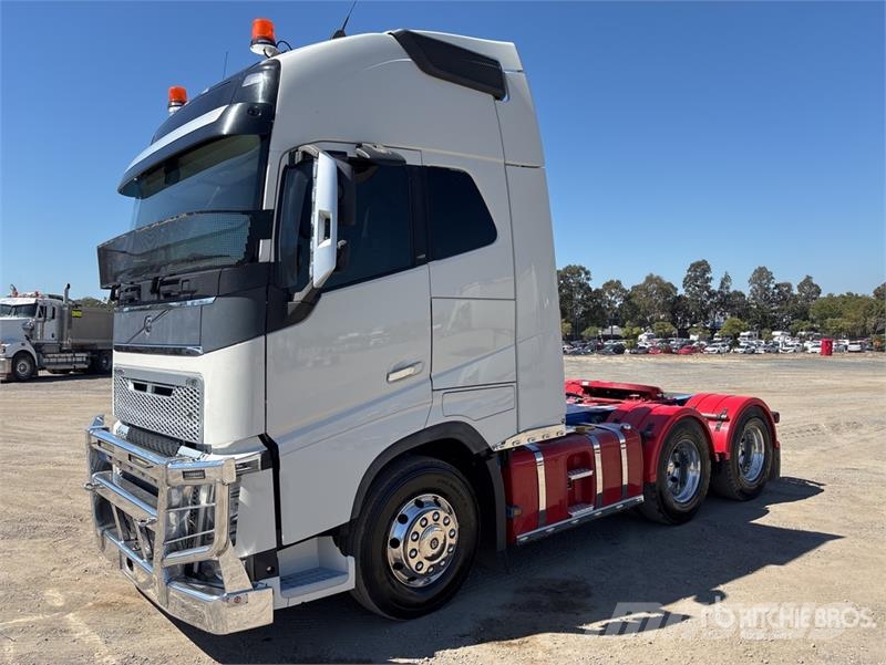 Volvo FH16 Globetrotter 6x4 T/A Sleeper Truck Tractor Vetopöytäautot