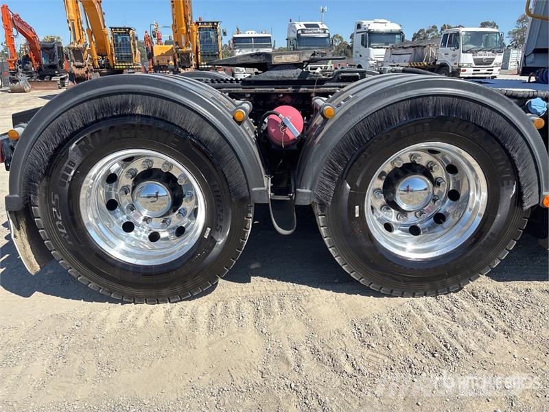 Volvo FH16 Globetrotter 6x4 T/A Sleeper Truck Tractor Vetopöytäautot