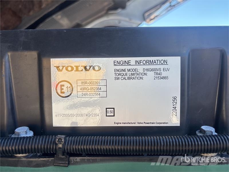 Volvo FH16 Globetrotter 6x4 T/A Sleeper Truck Tractor Vetopöytäautot