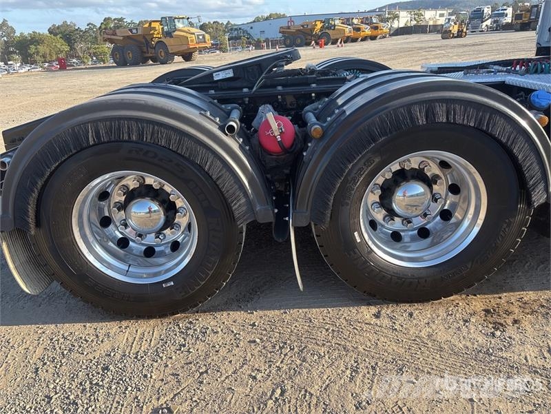 Volvo FH16 Globetrotter 6x4 T/A Sleeper Truck Tractor Trekkers