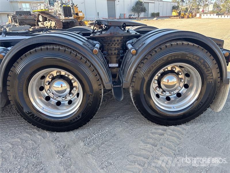 Volvo FH16 Globetrotter 6x4 T/A Sleeper Truck Tractor Trekkers