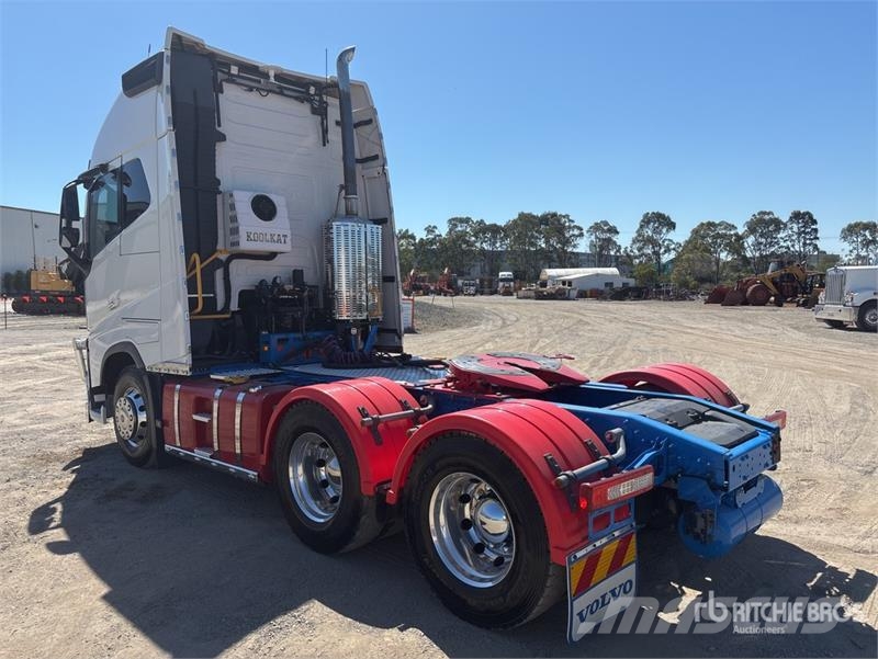 Volvo FH16 Globetrotter 6x4 T/A Sleeper Truck Tractor Vetopöytäautot