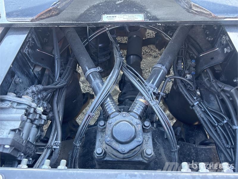 Volvo FH16 Globetrotter 6x4 T/A Sleeper Truck Tractor Trekkers