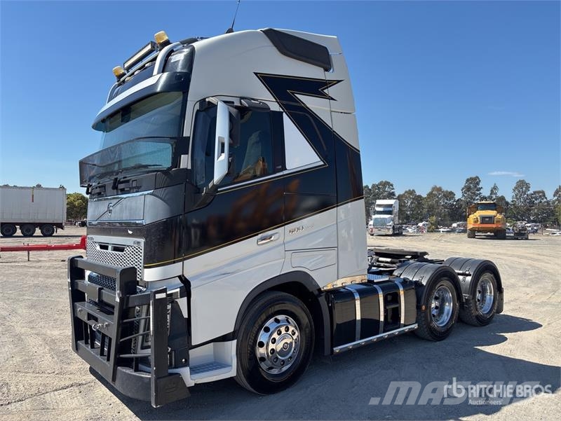 Volvo FH16 Globetrotter 6x4 T/A Sleeper Truck Tractor Vetopöytäautot