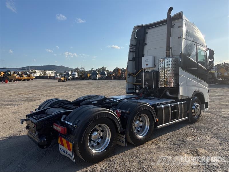Volvo FH16 Globetrotter 6x4 T/A Sleeper Truck Tractor Trekkers