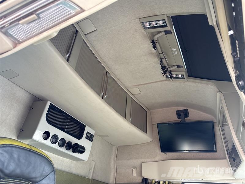 Volvo FH16 Globetrotter 6x4 T/A Sleeper Truck Tractor Trekkers