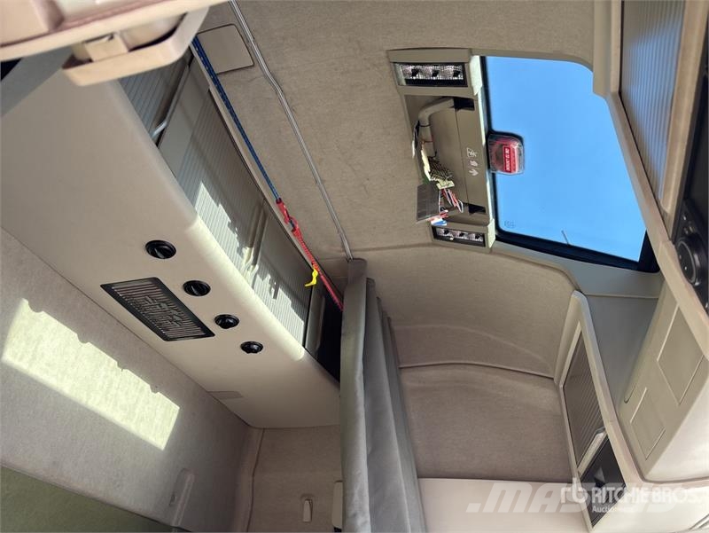 Volvo FH16 Globetrotter 6x4 T/A Sleeper Truck Tractor Trekkers