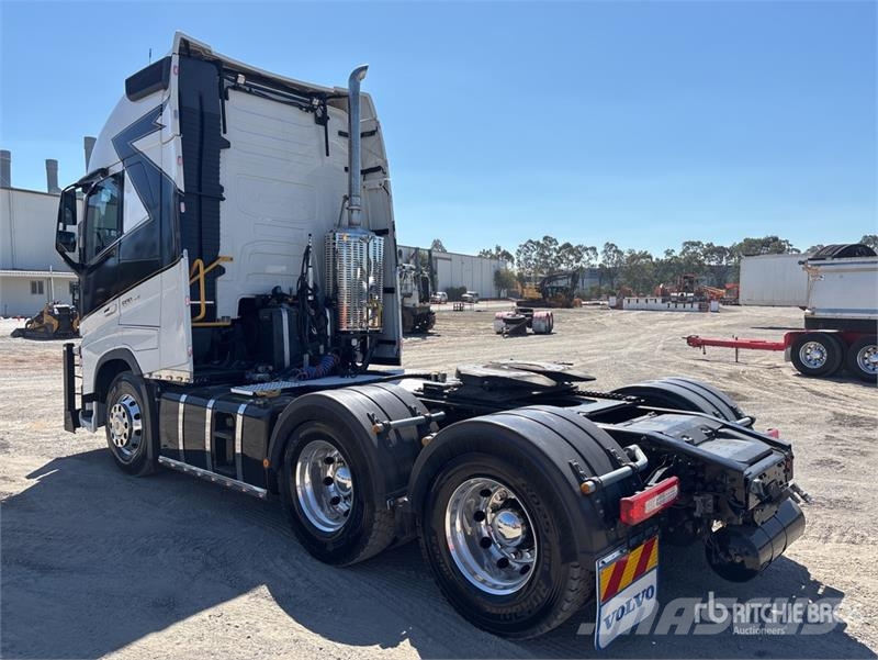 Volvo FH16 Globetrotter 6x4 T/A Sleeper Truck Tractor Vetopöytäautot