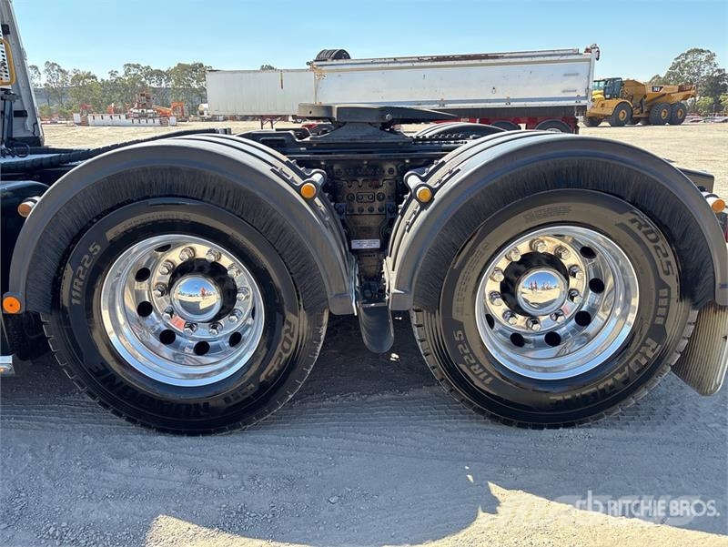 Volvo FH16 Globetrotter 6x4 T/A Sleeper Truck Tractor Vetopöytäautot