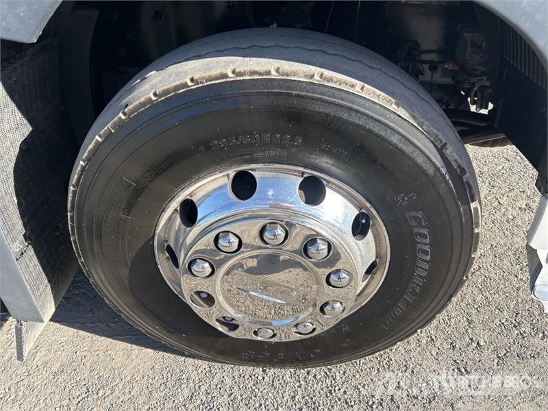 Volvo FH16 Globetrotter 6x4 T/A Sleeper Truck Tractor Trekkers