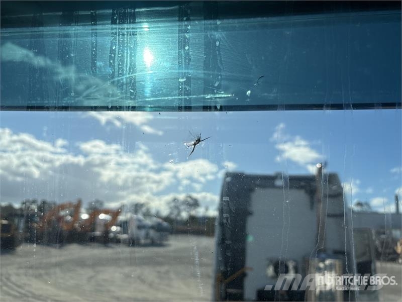 Volvo FH16 Globetrotter 6x4 T/A Sleeper Truck Tractor Trekkers