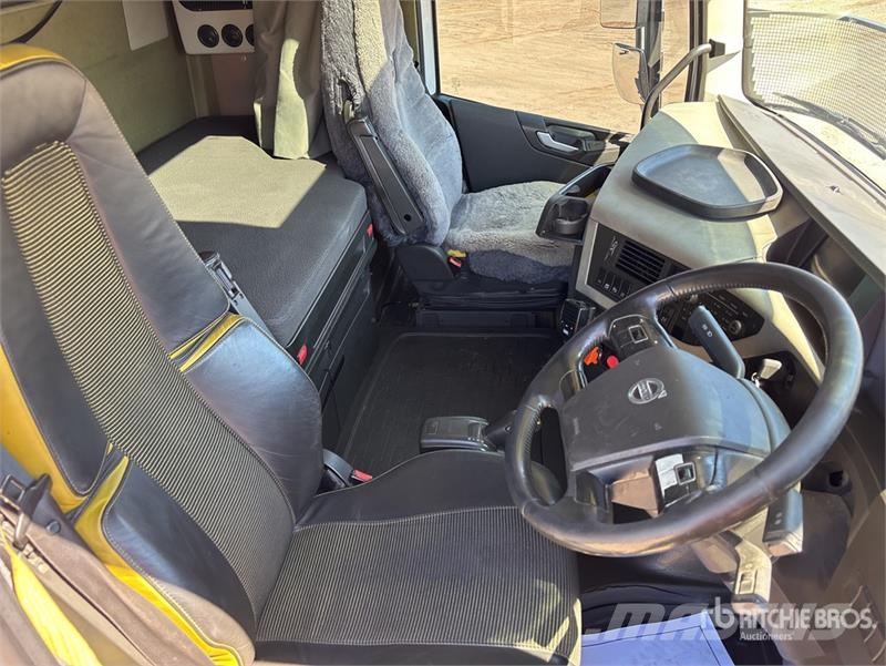 Volvo FH16 Globetrotter 6x4 T/A Sleeper Truck Tractor Vetopöytäautot