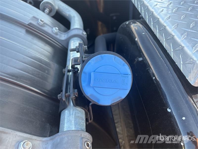 Volvo FH16 Globetrotter 6x4 T/A Sleeper Truck Tractor Trekkers