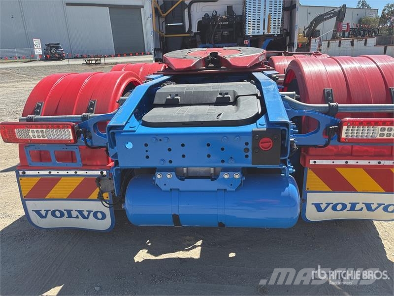 Volvo FH16 Globetrotter 6x4 T/A Sleeper Truck Tractor Vetopöytäautot
