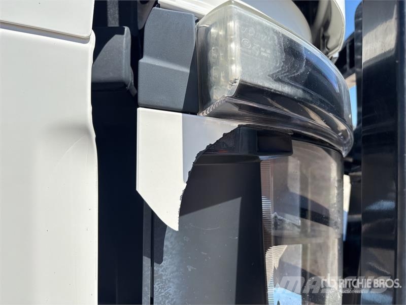 Volvo FH16 Globetrotter 6x4 T/A Sleeper Truck Tractor Vetopöytäautot