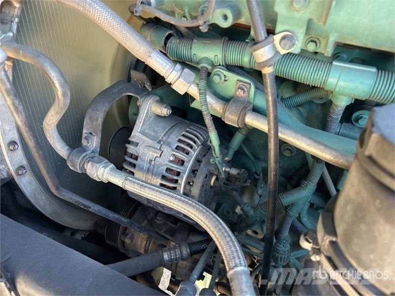 Volvo FH16 Globetrotter 6x4 T/A Sleeper Truck Tractor Trekkers
